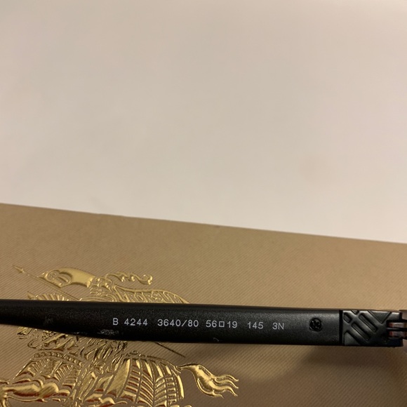 Burberry Sunglasses Authentic Made in Italy Unisex - Picture 7 of 8